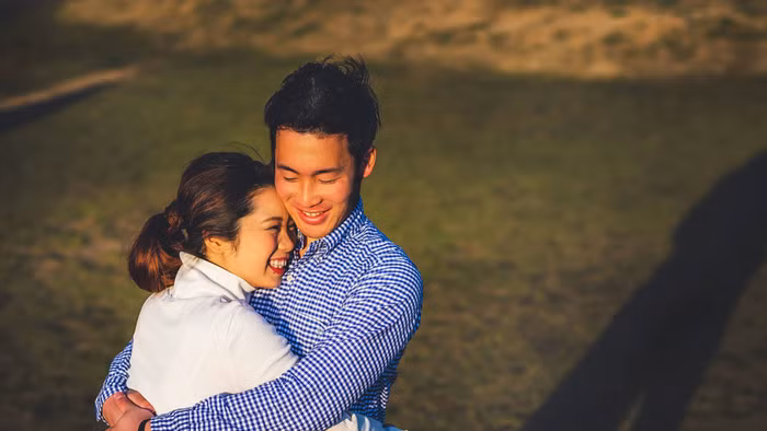 Duy trì cử chỉ thân mật giúp hôn nhân không bị nhàm chán. (Ảnh: ITN).