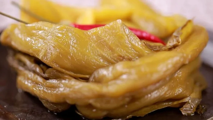 Ăn nhiều thực phẩm mặn trong thời gian dài sẽ làm tăng nguy cơ mắc các bệnh như cao huyết áp, viêm dạ dày, loãng xương. (Ảnh: ITN)