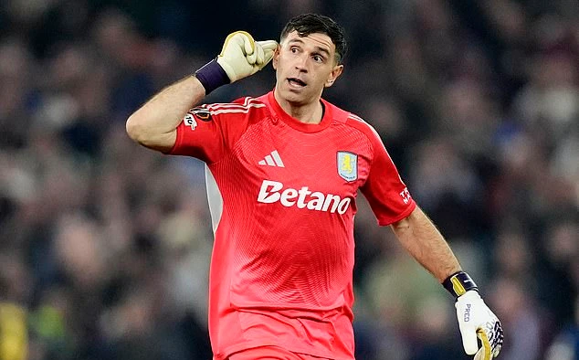 Thủ môn Aston Villa khiêu khích đối thủ 