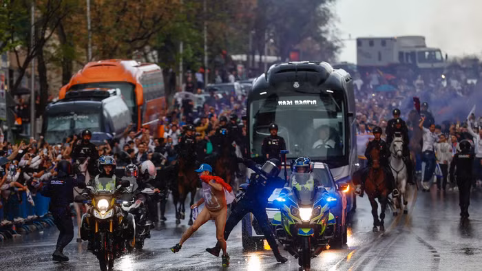 Màn chào đón Real Madrid hỗn loạn trên đường phố