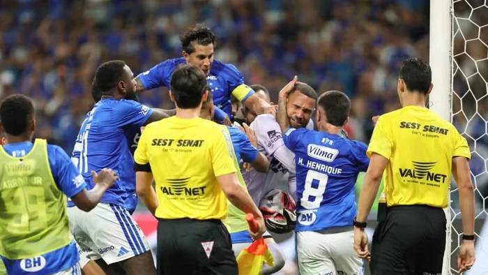 Cầu thủ hỗn chiến kinh hoàng, trọng tài rút thẻ đỏ không kịp