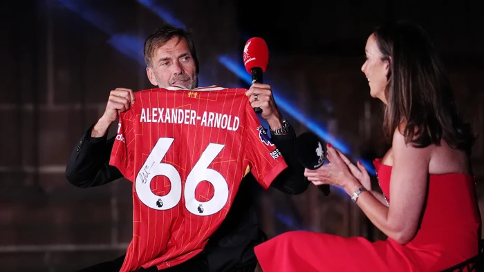 HLV Jurgen Klopp phản ứng quyết liệt bảo vệ học trò cũ Alexander-Arnold