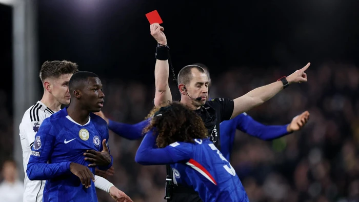 Cận cảnh tấm thẻ đỏ, Chelsea thua trận ở Ngoại hạng Anh