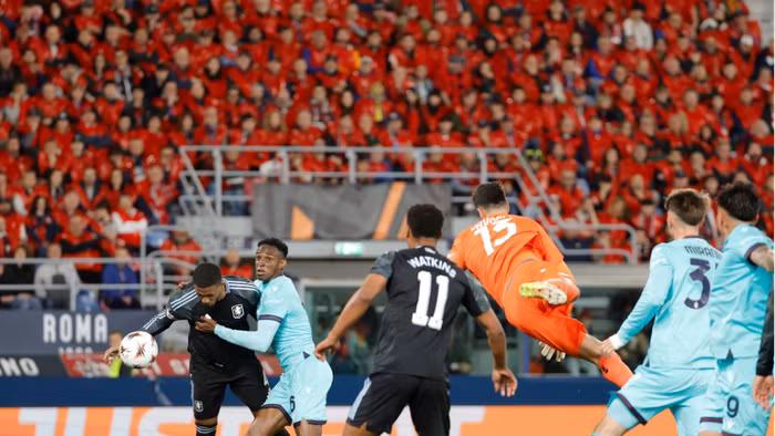 Aston Villa đặt một chân vào bán kết Europa League 