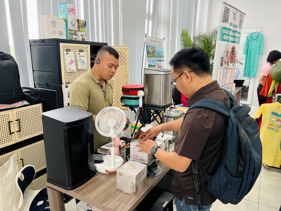 Gian hàng của các doanh nghiệp công nghệ giới thiệu tại triển lãm bên lề hội thảo. Ảnh: Phúc Uyên.