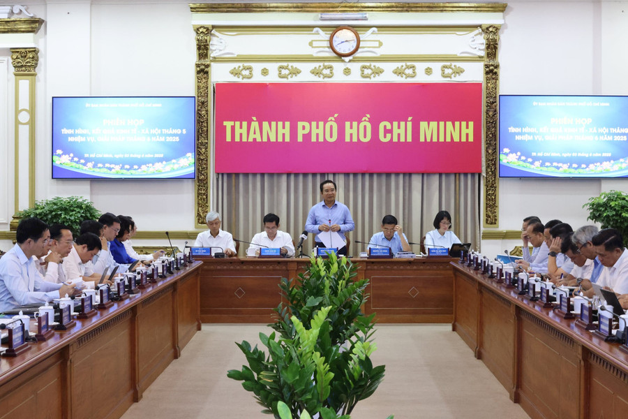 Chủ tịch UBND TPHCM Nguyễn Văn Được (đứng giữa) cùng các Phó Chủ tịch và lãnh đạo sở, ngành tại phiên họp sáng 3/6. Ảnh: TTBC TPHCM. kinh-te-xa-hoi-thang-5-2.jpg