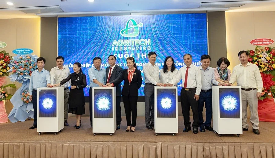 Đại diện Ban tổ chức và các đơn vị phối hợp thực hiện nghi thức bấm nút khởi động cuộc thi. Ảnh: BTC.