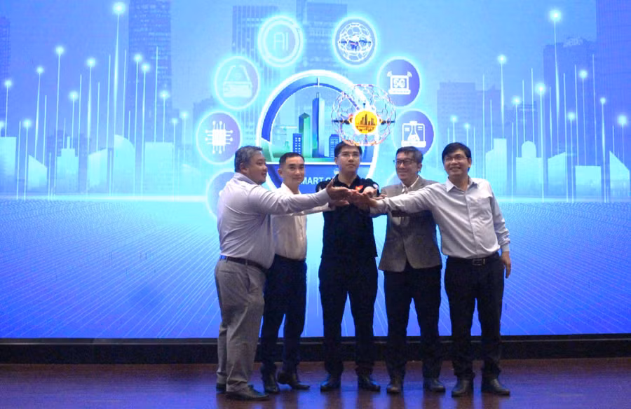 Đại diện các đơn vị tổ chức thực hiện nghi thức công bố cuộc thi Smart City 2025. Ảnh: Phúc Uyên.