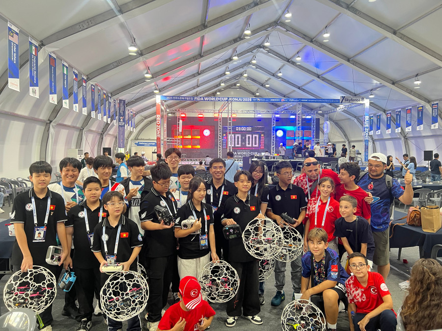 Đội tuyển Việt Nam tham gia Giải vô địch DroneSoccer quốc tế FIDA WorldCup 2025. Ảnh: BTC.