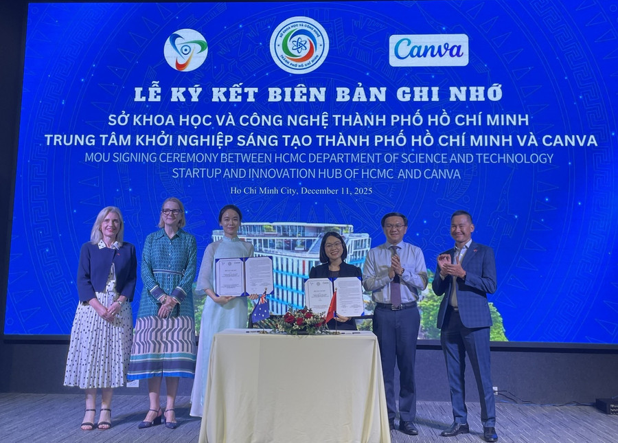 Đại diện Sở Khoa học và Công nghệ TPHCM và Canva ký kết biên bản hợp tác. Ảnh: Hà An.