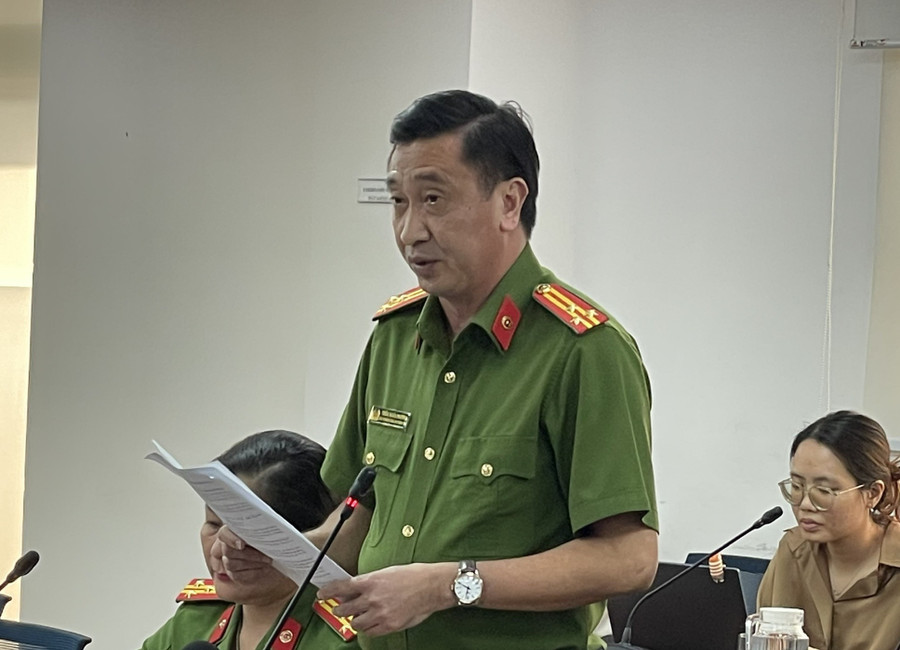 Thượng tá Trần Xuân Phương thông tin về việc tháo dỡ "chuồng cọp" trên địa bàn TPHCM. (Ảnh: Hà An) 6dd2a9bddfe655b80cf7.jpg