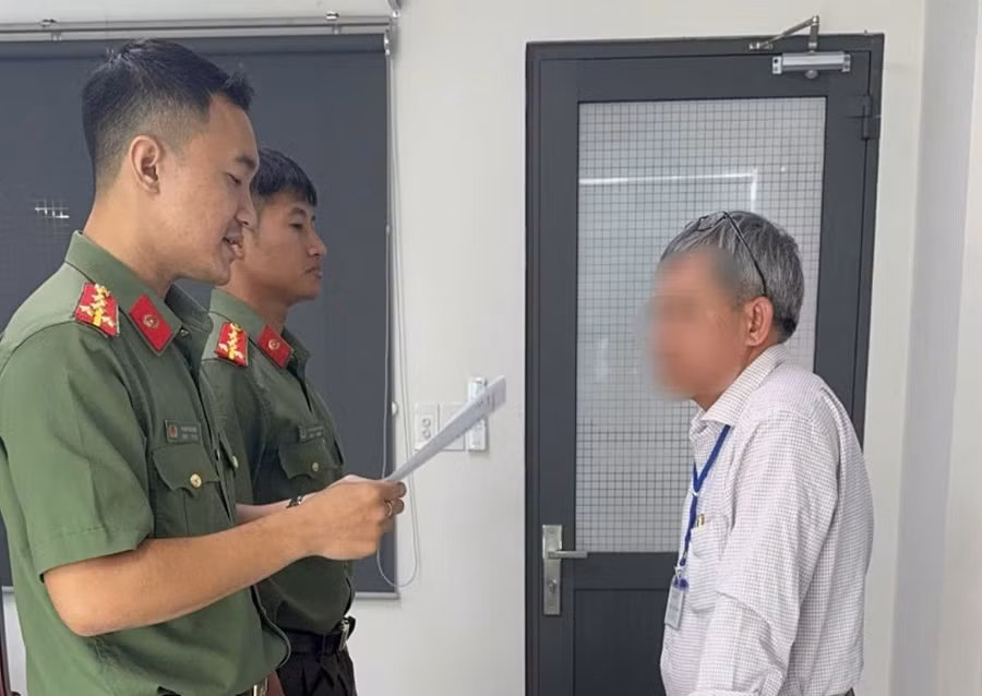 Công an đọc quyết định xử phạt ông Tăng Hà Nam Anh. (Ảnh: CACC)