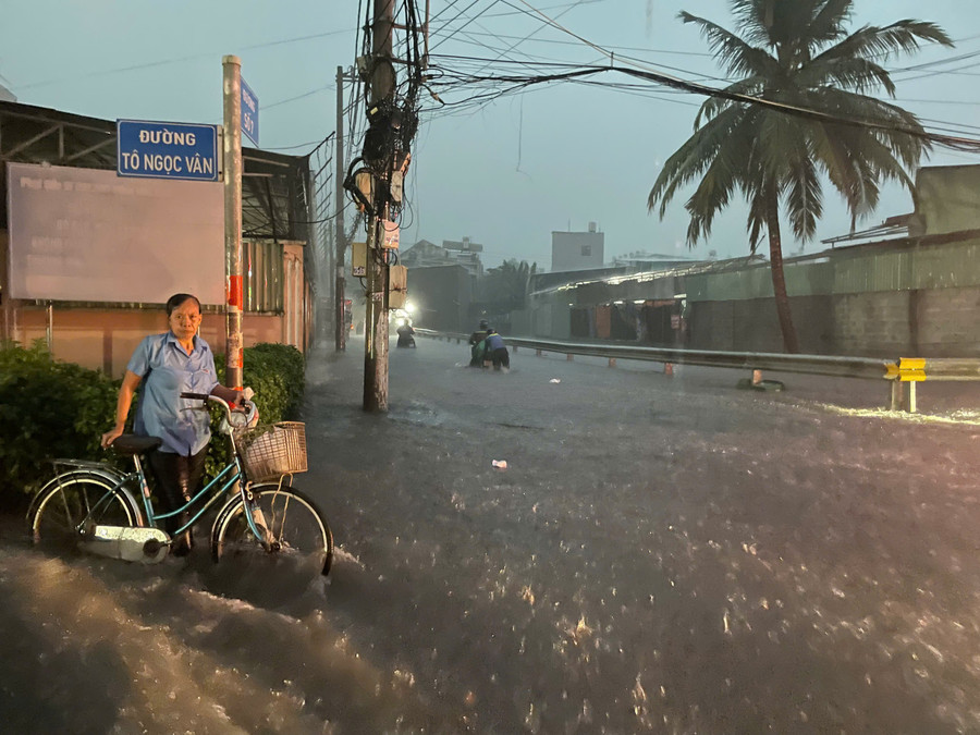 Đoạn giao giữa đường Tô Ngọc Vân và đường số 7, phường Tam Bình, nước ngập lút quá nửa bánh xe. Dòng nước chảy xiết khiến người đi đường phải phụ giúp nhau đẩy xe qua đường ngập. c2b76ce3b07939276068.jpg