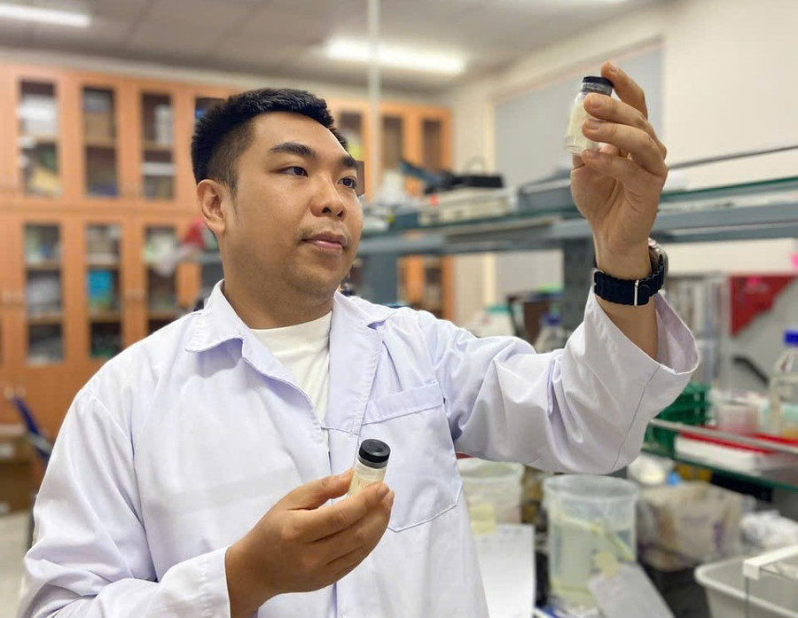 ThS Vũ Thanh Bình tại phòng lab nghiên cứu của Trường Đại học Quốc tế (Đại học Quốc gia TPHCM). Ảnh: NVCC.