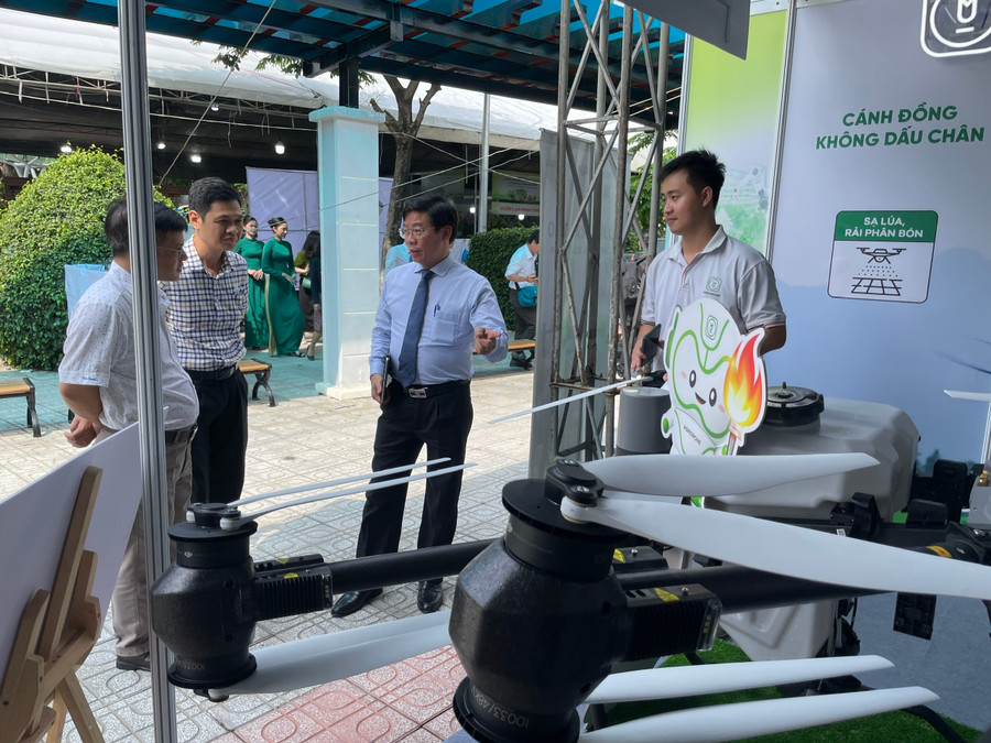 Các đơn vị giới thiệu máy bay không người lái dùng trong nông nghiệp tại sự kiện. Ảnh: Hà An.