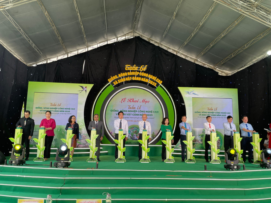 Đại diện các đơn vị tổ chức thực hiện nghi thức khai mạc sự kiện. Ảnh: Hà An. tuan-le-nong-nghiep-2.jpg