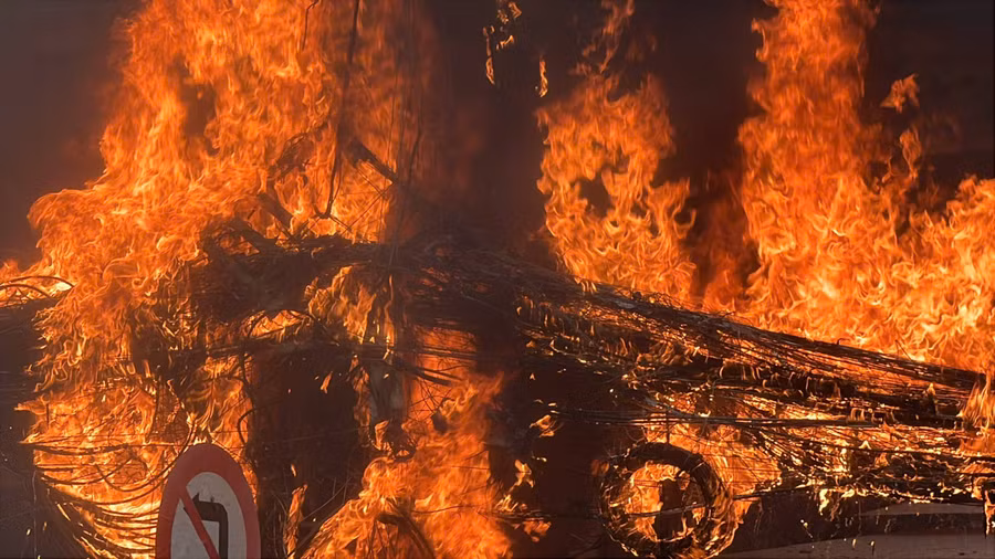 Trụ cáp viễn thông bốc cháy dữ dội khiến nhiều người hoảng sợ. (Ảnh: Phúc Uyên)