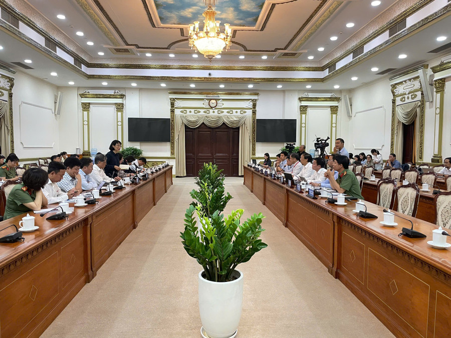 Đoàn công tác của Bộ GD&ĐT và lãnh đạo UBND TPHCM cùng các sở ngành tại cuộc họp. Ảnh: Hà An. thu-truong-lam-viec-tphcm-2.jpg