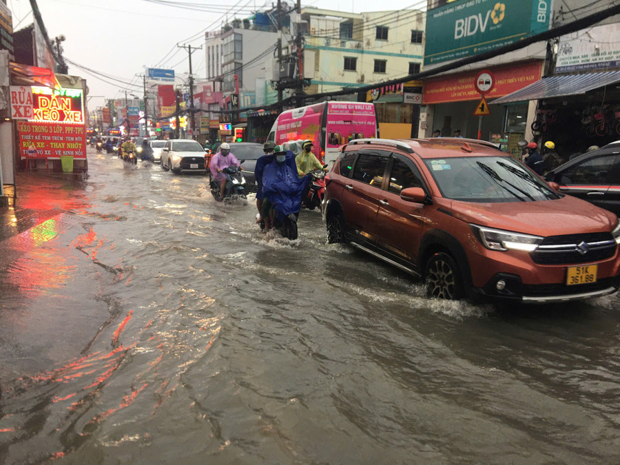 Đường Lê Văn Việt, TP Thủ Đức bị ngập trong cơn mưa chiều 4/6. Theo Đài Khí tượng Thủy văn Khu vực Nam Bộ và Tây Nguyên, nguyên nhân gây mưa lớn ở TPHCM do rãnh áp thấp có trục qua Bắc Trung Bộ duy trì, kết hợp gió mùa Tây Nam hoạt động với cường độ trung bình gây mưa diện rộng. ngap-46-2.jpg