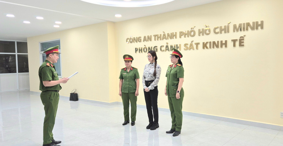 Công an đọc lệnh bắt Trương Ngọc Ánh. Ảnh: Công an TPHCM. anh-4-tna.jpg