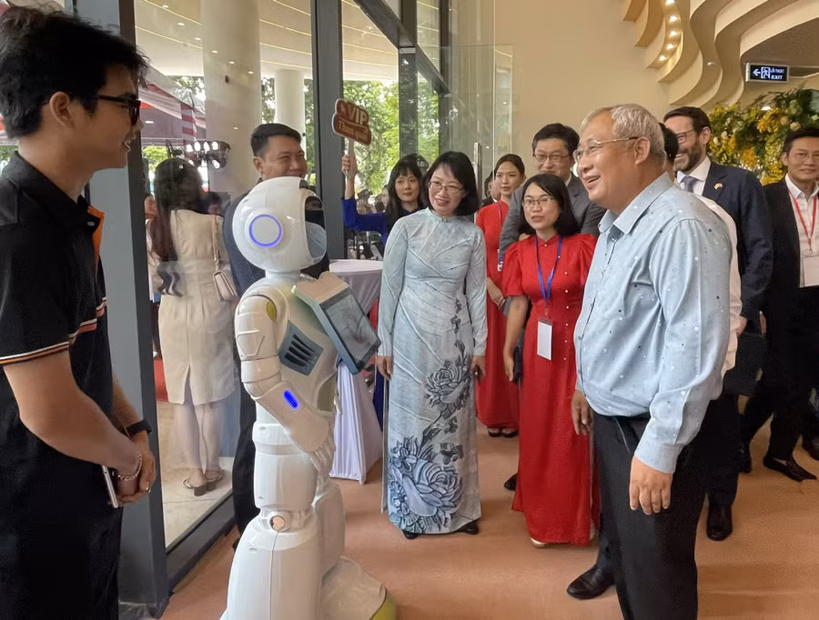 Lãnh đạo TPHCM trò chuyện với robot trưng bày tại Trung tâm Khởi nghiệp Sáng tạo TPHCM, tháng 8/2025. Ảnh: Hà An.
