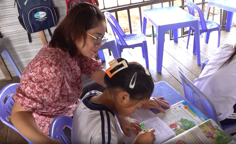 Cô giáo Nguyễn Thị Kim Lan dạy chữ cho học sinh vùng hồ Trị An (Đồng Nai). Ảnh: Phúc Uyên.