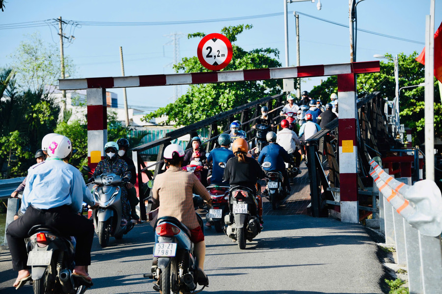 Cầu Rạch Tôm khi xây mới sẽ thay thế cầu sắt hiện hữu nhỏ hẹp, xuống cấp. (Ảnh: Hà An) f9b8206a1f4da913f05c.jpg
