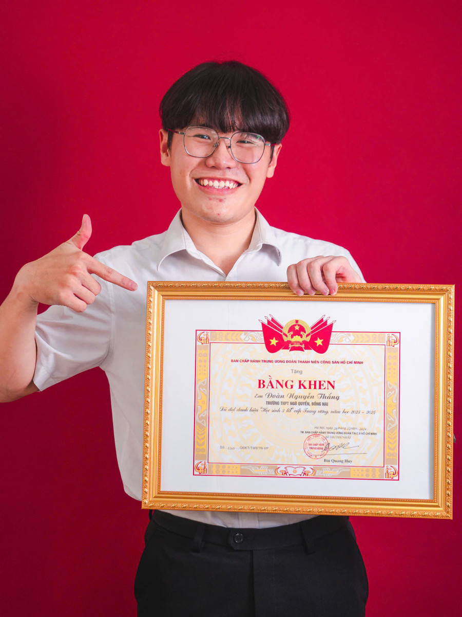 Đoàn Nguyễn Thắng với tấm bằng khen của Trung ương Đoàn TNCS HCM với thành tích đạt danh hiệu "Học sinh 3 tốt" cấp Trung ương. Ảnh: Nhân vật cung cấp. 3500134828002948219.jpg