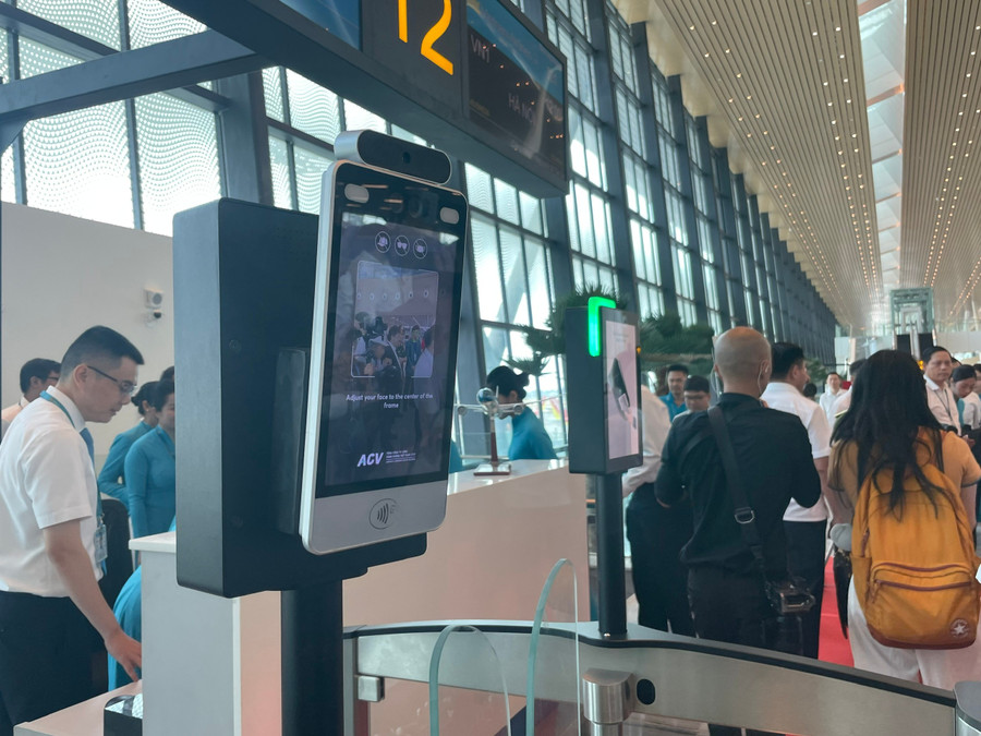 Camera xác thực khuôn mặt khách đi máy bay được bố trí tại Nhà ga T3 sân bay Tân Sơn Nhất. Ảnh: Hà An.