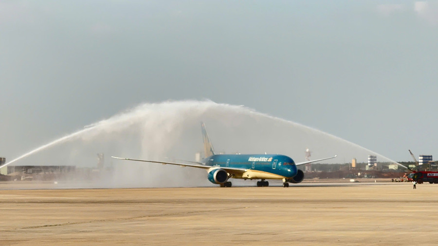 Chiếc Boeing 787 hạ cánh xuống sân bay Long Thành và được phun nước chào mừng. Ảnh: ACV.