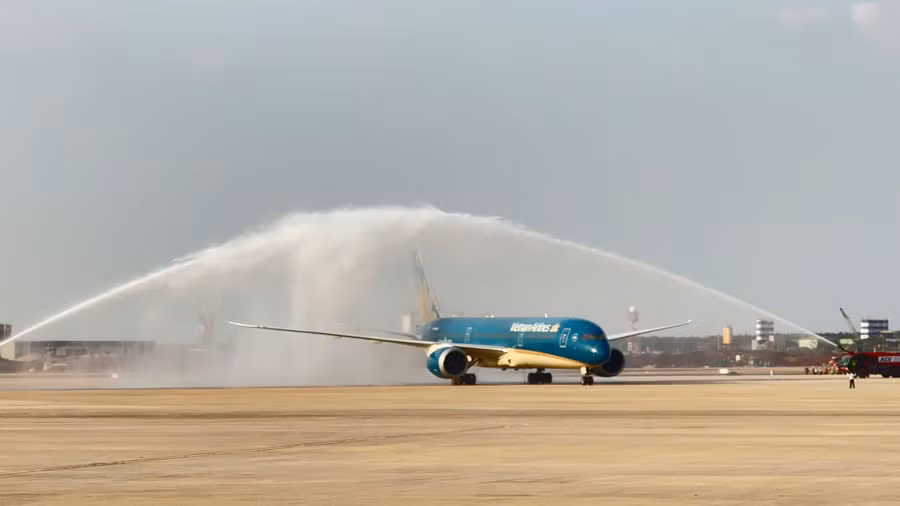 Chiếc Boeing 787 hạ cánh xuống sân bay Long Thành và được phun nước chào mừng. Ảnh: ACV.