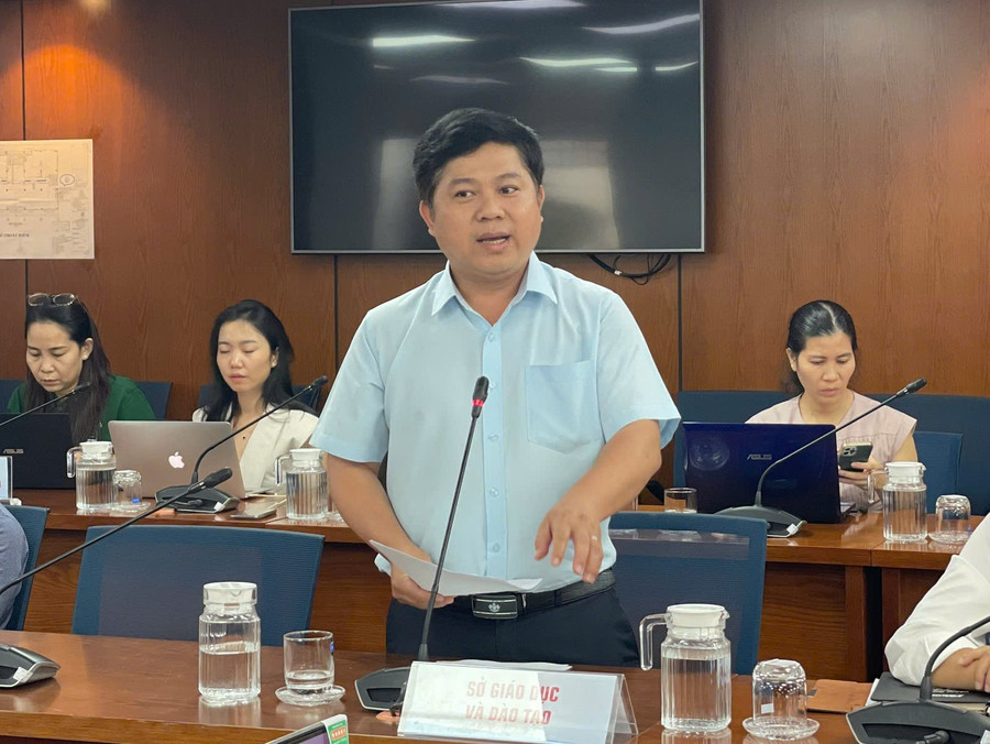 Ông Hồ Tấn Minh, Chánh Văn phòng Sở GD&ĐT TPHCM thông tin về tình hình phòng học, cơ sở vật tại họp báo. Ảnh: Hà An.