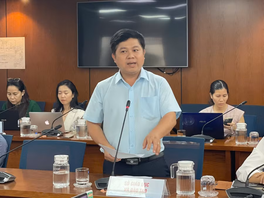 Ông Hồ Tấn Minh, Chánh Văn phòng Sở GD&ĐT TPHCM thông tin về tình hình phòng học, cơ sở vật tại họp báo. Ảnh: Hà An.