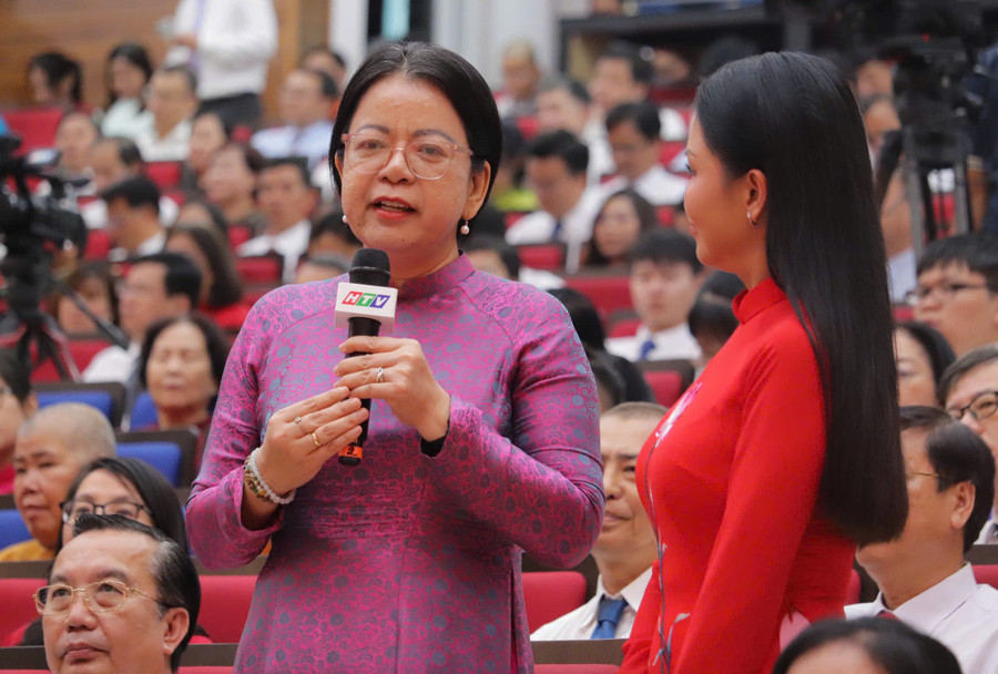 Bà Võ Thị Trung Trinh, Giám đốc Trung tâm Chuyển đổi số TPHCM chia sẻ cảm xúc khi được tuyên dương tại đại hội. Ảnh: Phúc Uyên 2c172597a3112e4f7700.jpg