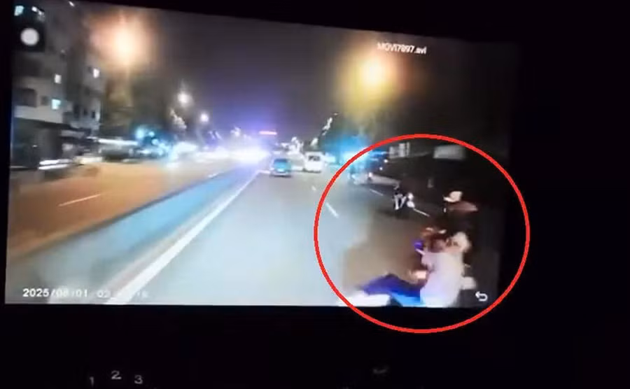 Hình ảnh từ camera hành trình thể hiện 2 thiếu niên đạp nam thanh niên ngã xuống đường. (Ảnh cắt từ clip)