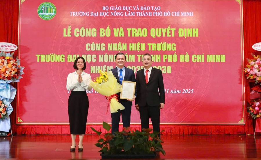 PGS.TS Nguyễn Tất Toàn nhận quyết định bổ nhiệm Hiệu trưởng Trường Đại học Nông Lâm TPHCM. Ảnh: NTCC.