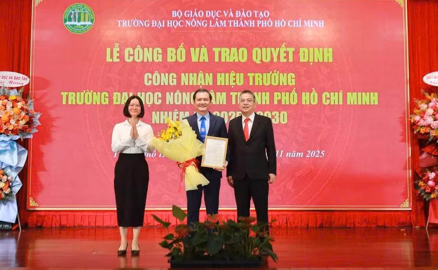PGS.TS Nguyễn Tất Toàn nhận quyết định công nhận Hiệu trưởng Trường Đại học Nông Lâm TPHCM. Ảnh: NTCC.