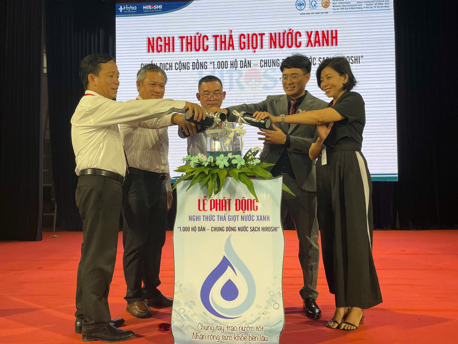 Đại diện các đơn vị tổ chức thực hiện nghi thức phát động chiến dịch "1.000 hộ dân - chung dòng nước sạch" tại Trường Đại học Bình Dương. Ảnh: Hà An.