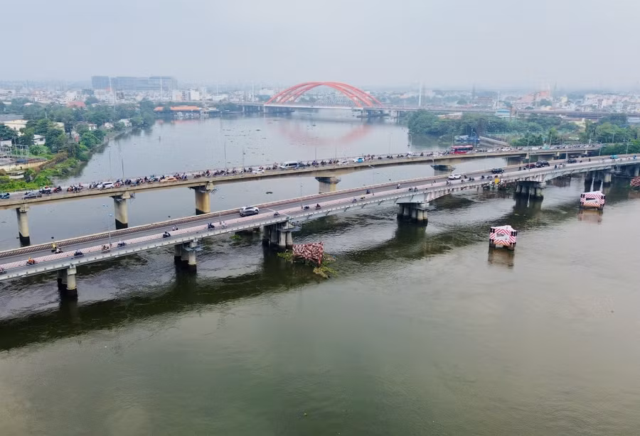 Cầu Bình Triệu 1 (phải) sẽ được nâng tĩnh không thêm 1m. (Ảnh: Phúc Uyên)