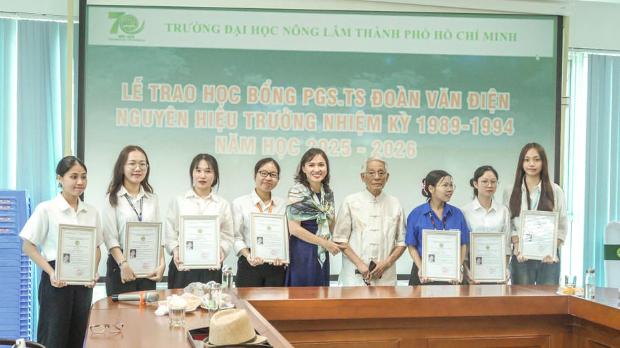 PGS.TS Đoàn Văn Điện tặng học bổng cho các giảng viên, sinh viên Trường ĐH Nông Lâm TPHCM.