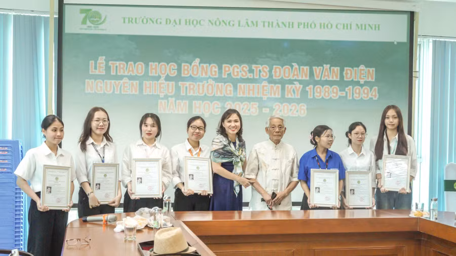 PGS.TS Đoàn Văn Điện tặng học bổng cho các giảng viên, sinh viên Trường ĐH Nông Lâm TPHCM.