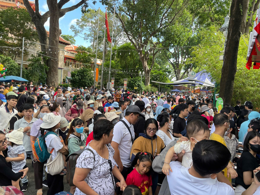 Từ 8h sáng 1/9, rất đông người dân xếp hàng dài chờ mua vé vào tham quan Thảo Cầm Viên nhân dịp lễ Quốc khánh 2/9.