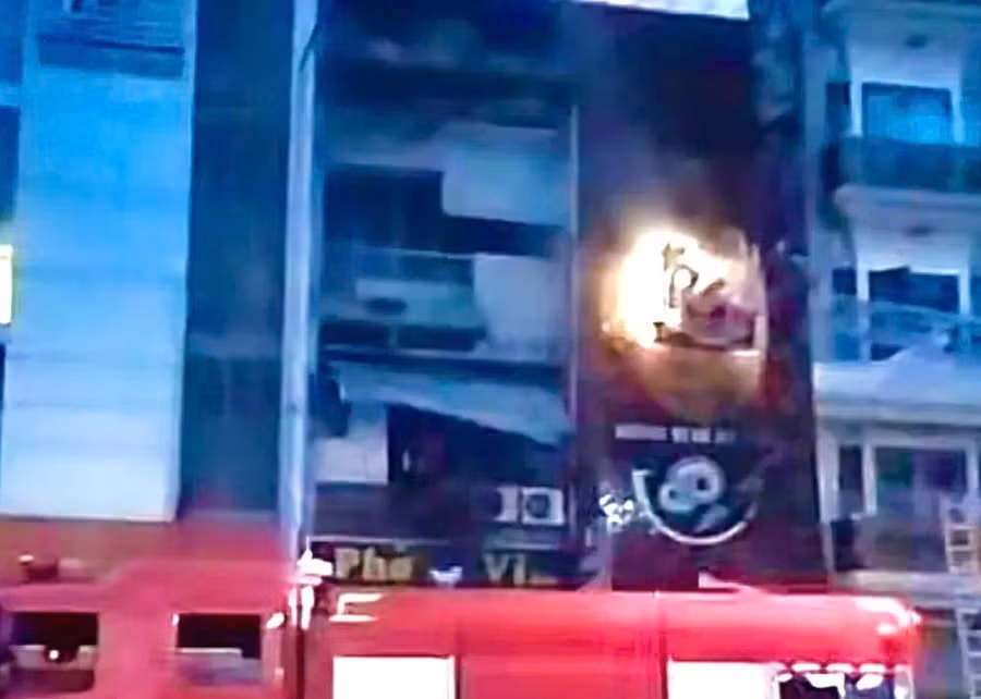 Quán ăn ở đường Trần Hưng Đạo, TPHCM bốc cháy lúc rạng sáng. Ảnh: Phúc Uyên