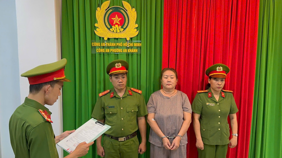 Công an TPHCM đọc các quyết định tố tụng với bà Trinh. (Ảnh: Công an TPHCM).