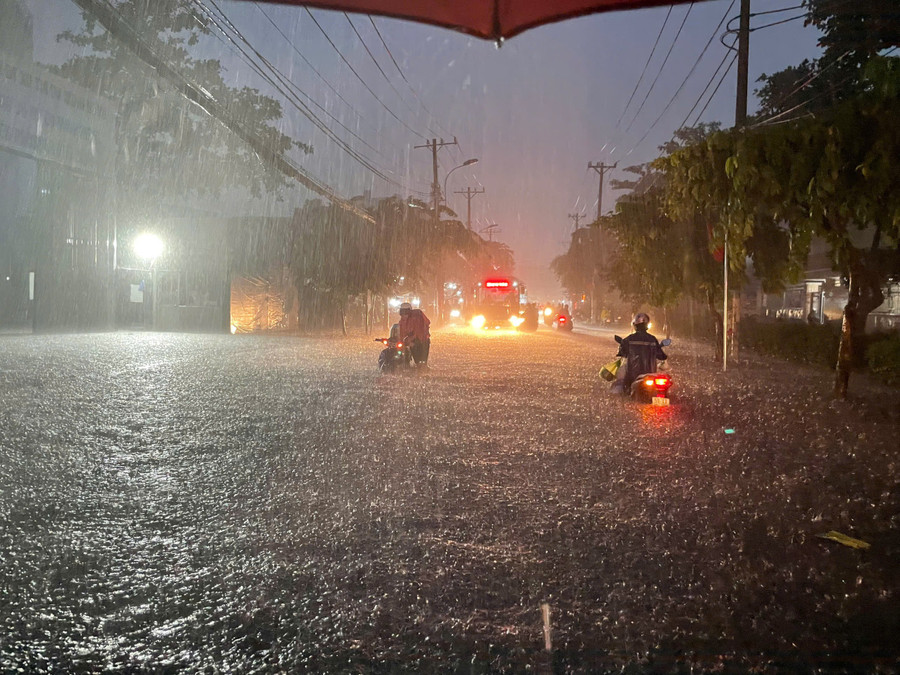 Tối 5/8, cơn mưa lớn như trút kéo dài 2 giờ khiến nhiều tuyến đường ở TPHCM ngập lút bánh xe, nhiều người vất vả dắt bộ xe bị chết máy.
