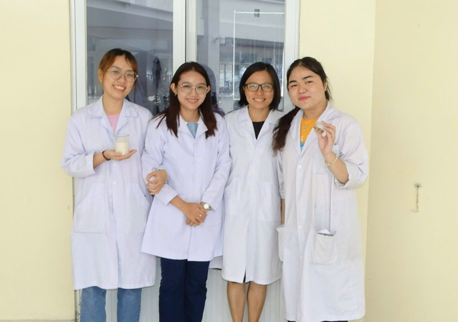 Nhóm nghiên cứu và giảng viên hướng dẫn tại phòng lab của Trường Đại học Công Thương TPHCM. Ảnh: Hà An.