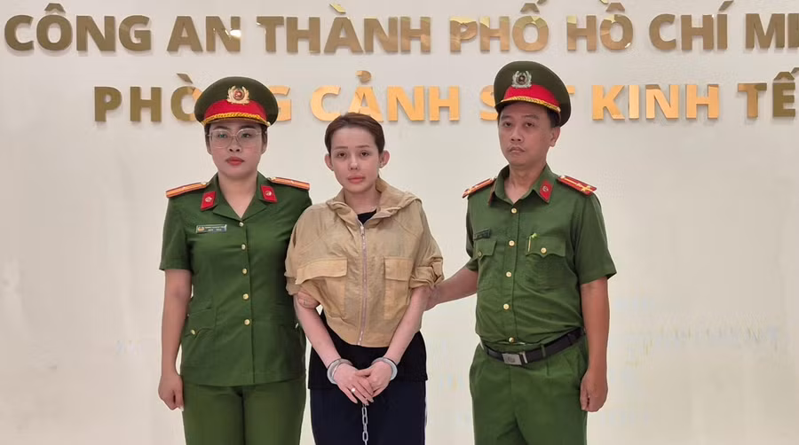 Nguyễn Thị Ngọc Ngân bị bắt vì sản xuất, kinh doanh hàng giả là thực phẩm. (Ảnh: Công an TPHCM).