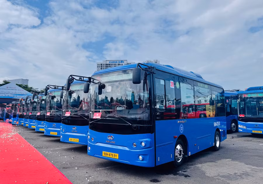Xe buýt điện chuẩn bị hoạt động tại lễ công bố. (Ảnh: Phúc Uyên)
