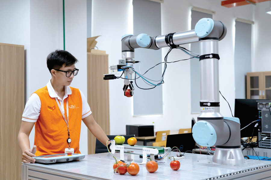 Sinh viên Trường ĐH Việt Đức tại phòng nghiên cứu của trường. Ảnh: VGU. vgu-chon-5.jpg