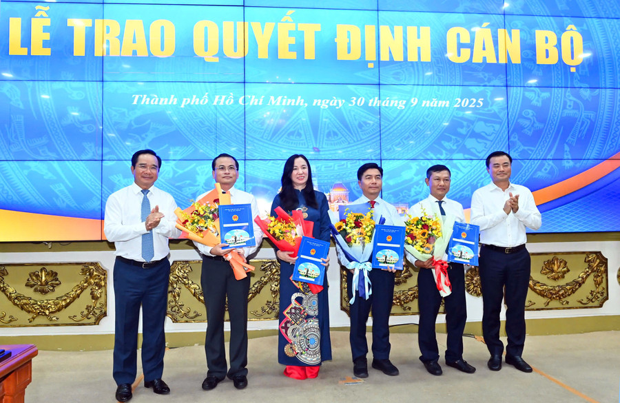 Lãnh đạo các sở, ngành nhận quyết định bổ nhiệm từ lãnh đạo UBND TPHCM. (Ảnh: SGGP) bo-nhiem-2.jpg